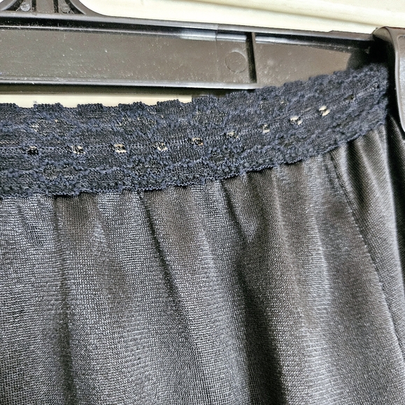 Black a-line half slip with lace trim M - Picture 3 of 4